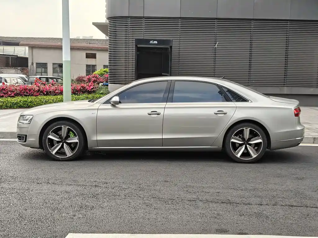 Audi A8 2015 — фото 14