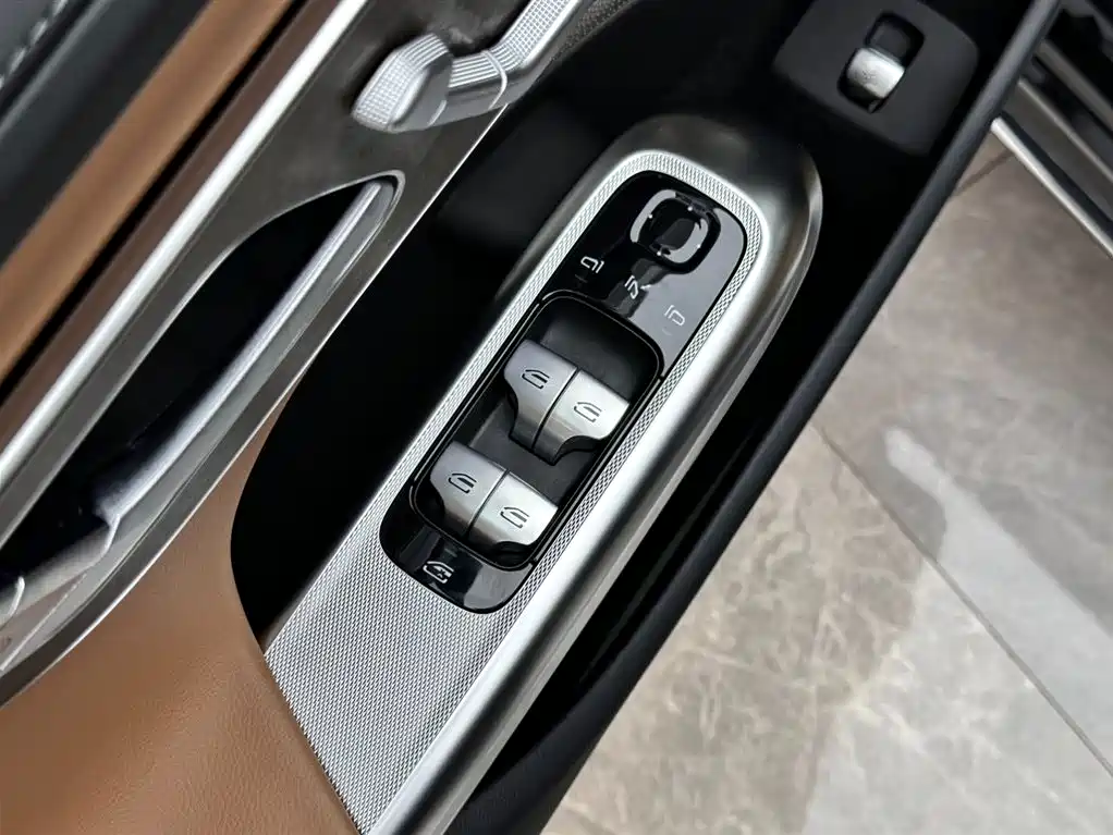 Mercedes-Benz E-Class 2025 — фото 16