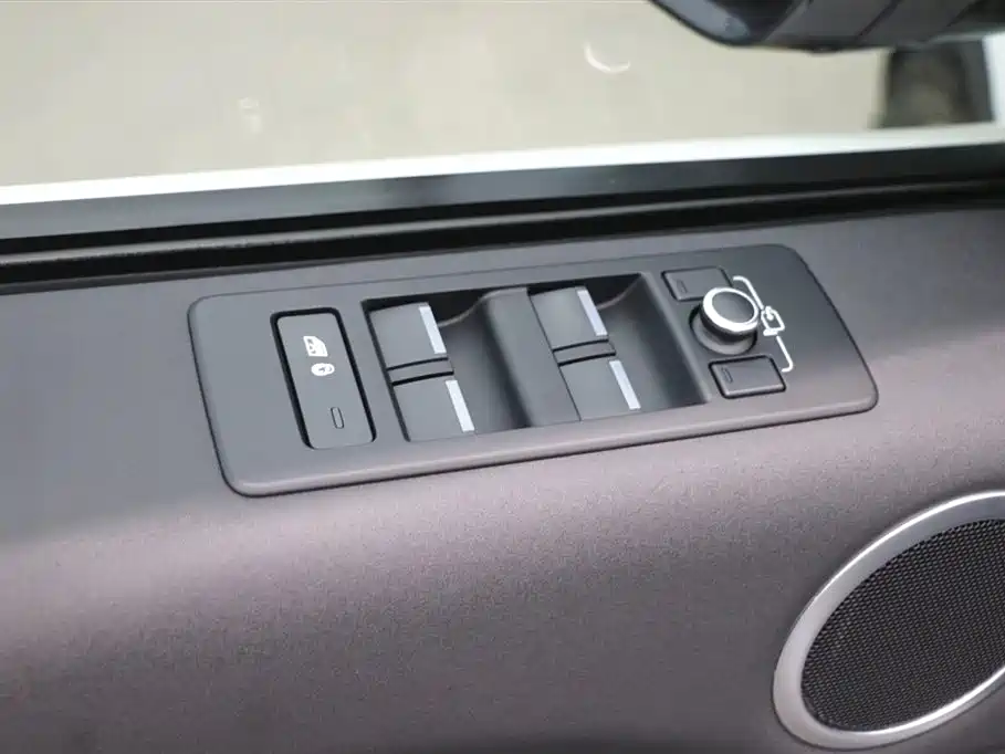 Land Rover Discovery 2018 — фото 11