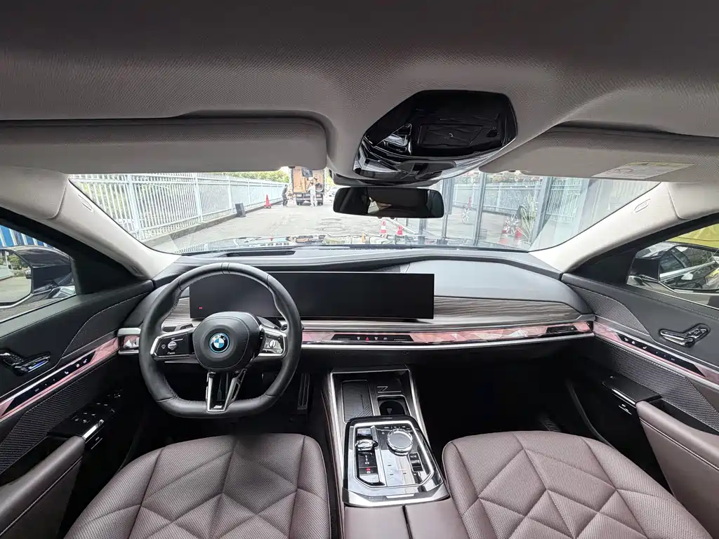 BMW i7 2023 — фото 9