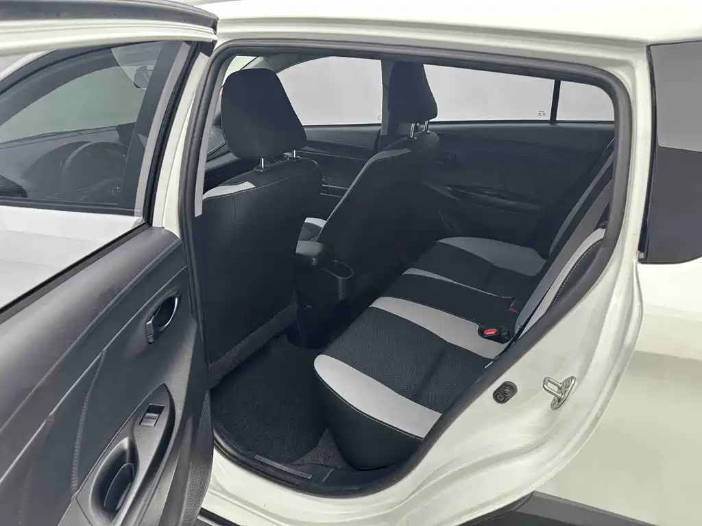 Toyota Yaris L 2022 — фото 12