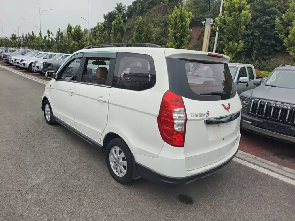 Wuling Hongguang 2015