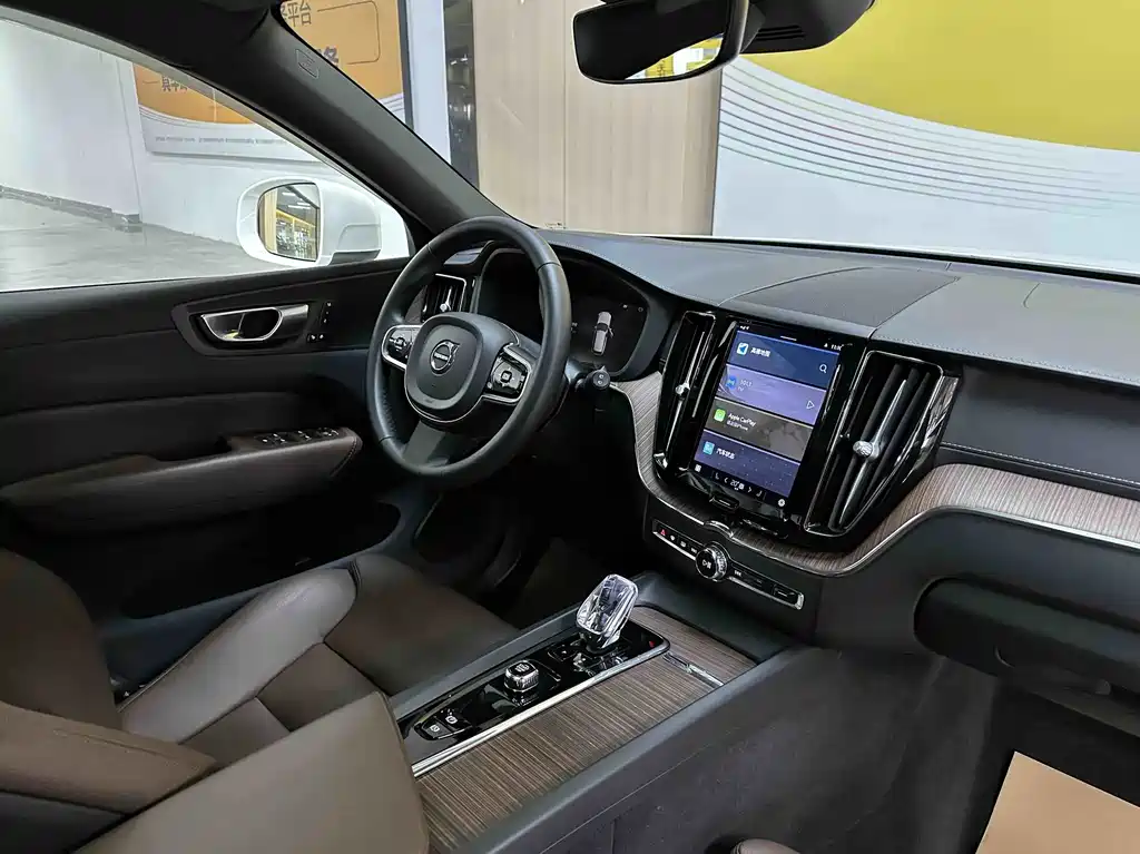 Volvo XC60 2023 — фото 9