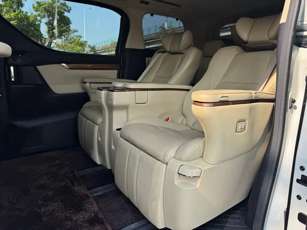 Toyota Alphard 2017 — фото 16