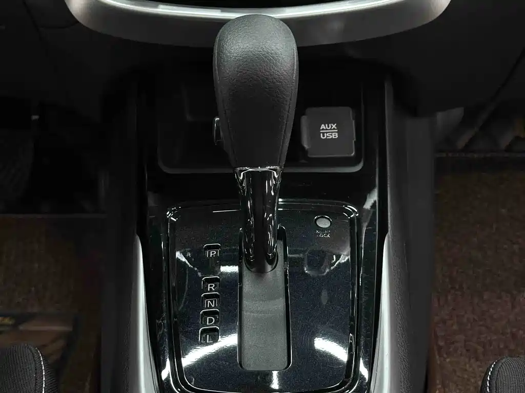 Nissan Tiida 2017 — фото 14