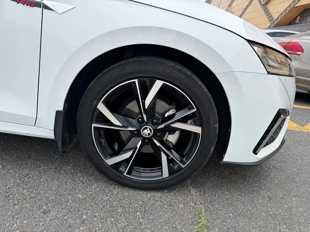 Skoda Octavia 2023 — фото 13