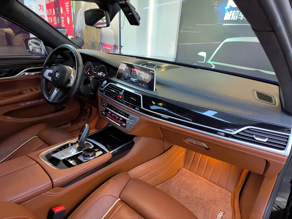 BMW 7 Series 2019 — фото 18