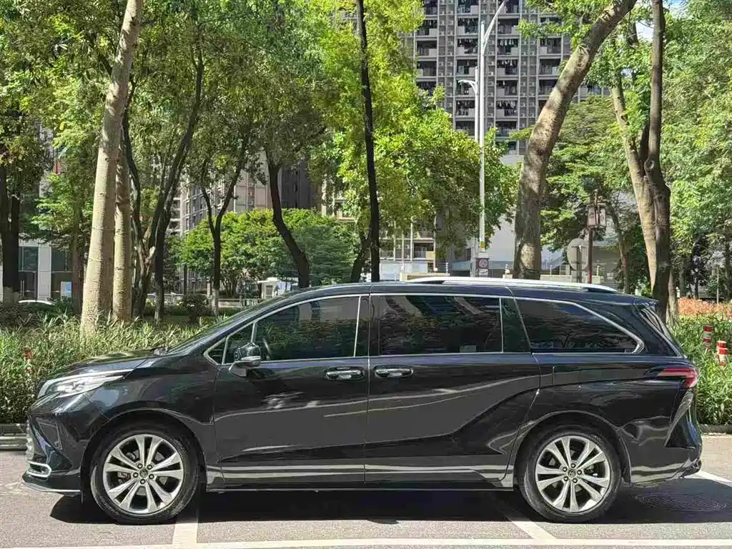 Toyota Sienna 2023 — фото 3