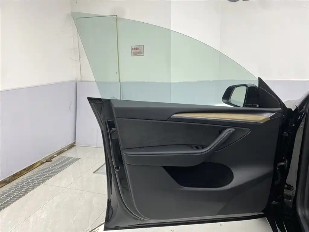 Tesla Model Y 2023 — фото 16
