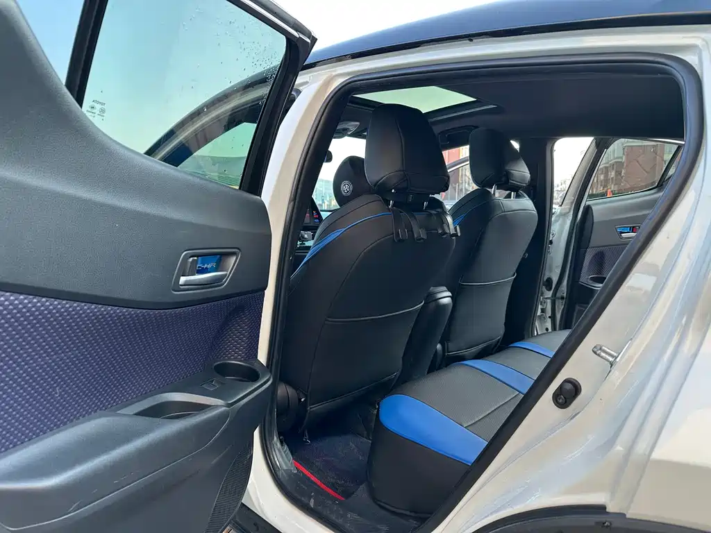 Toyota C-HR 2019 — фото 5