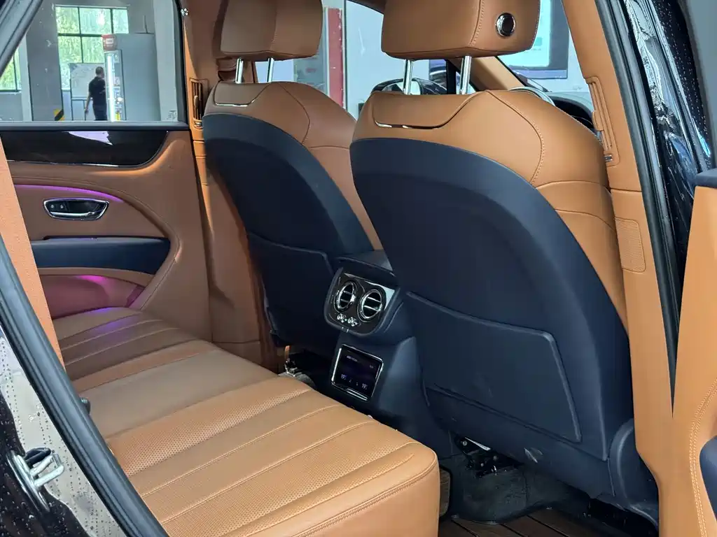 Bentley Bentayga Plug-In Hybrid 2021 — фото 13