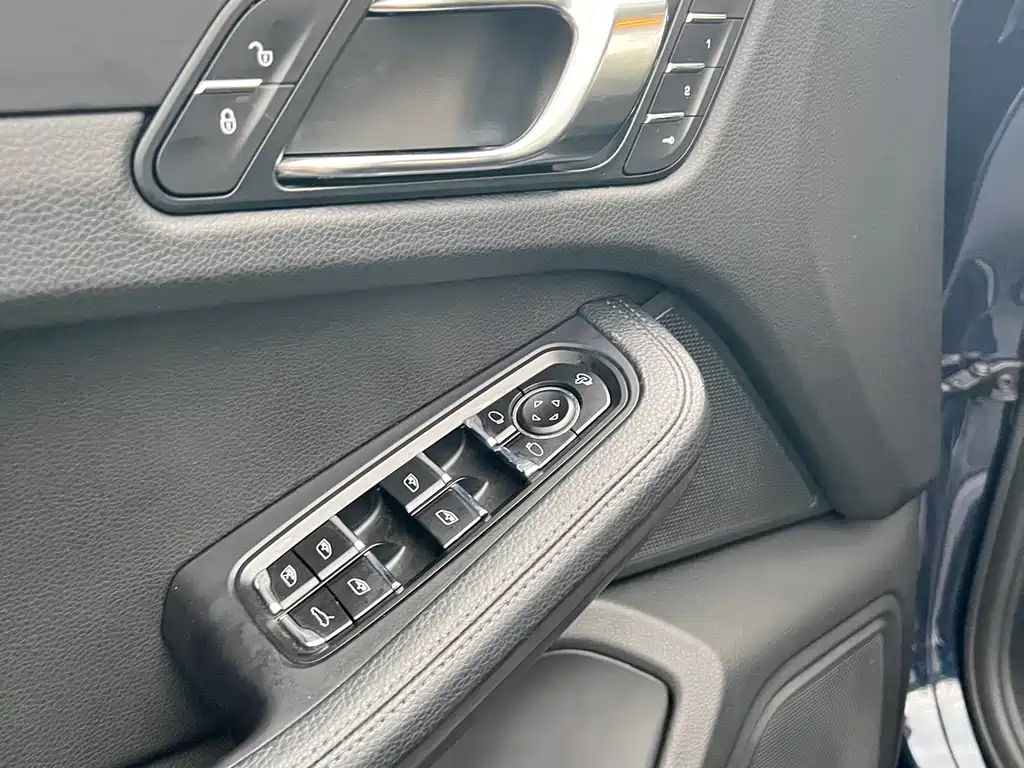 Porsche Macan 2017 — фото 28