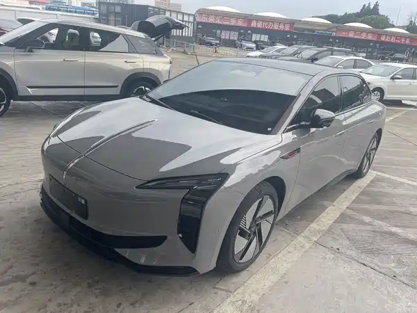 Hongqi EH7 2025