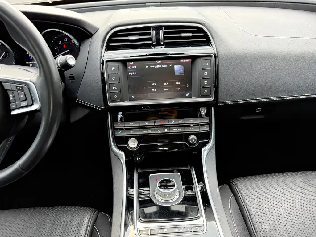 Jaguar XE 2016 — фото 14