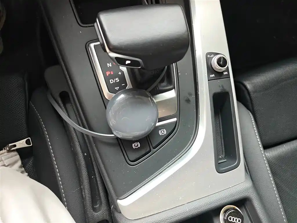 Audi A4L 2022 — фото 14