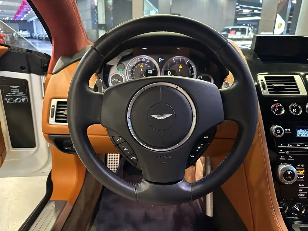 Aston Martin Rapide 2017 — фото 11