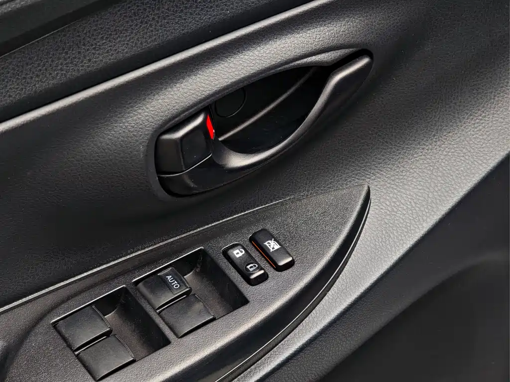 Toyota Yaris L 2019 — фото 12