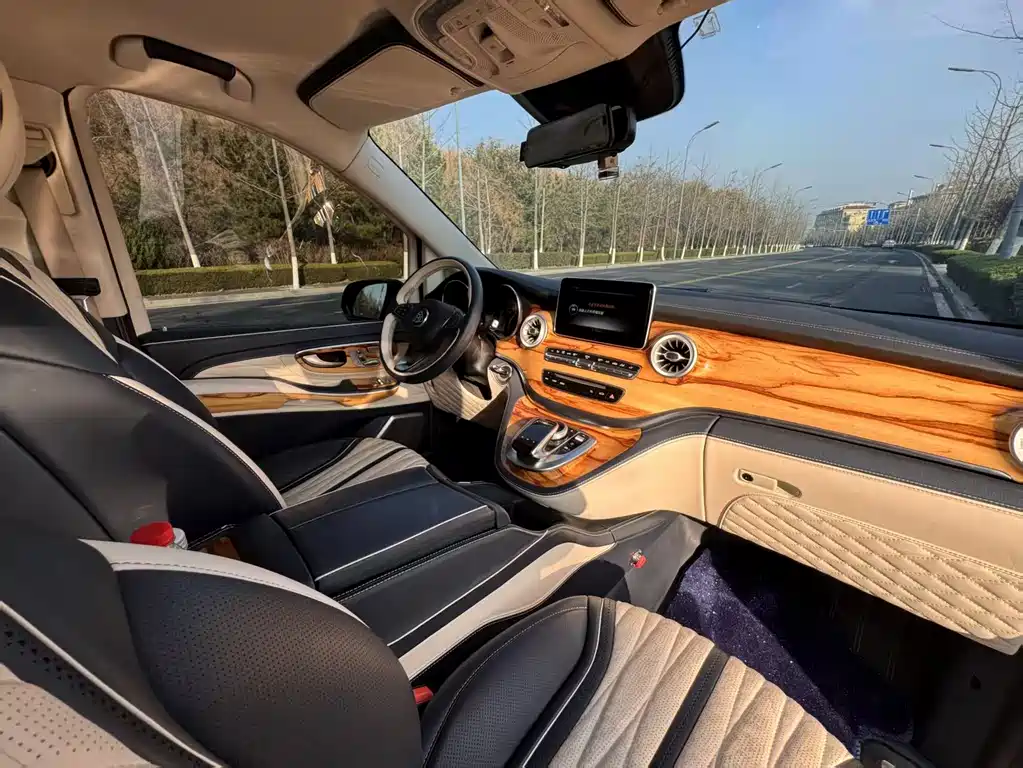 Mercedes-Benz V-Class 2020 — фото 16