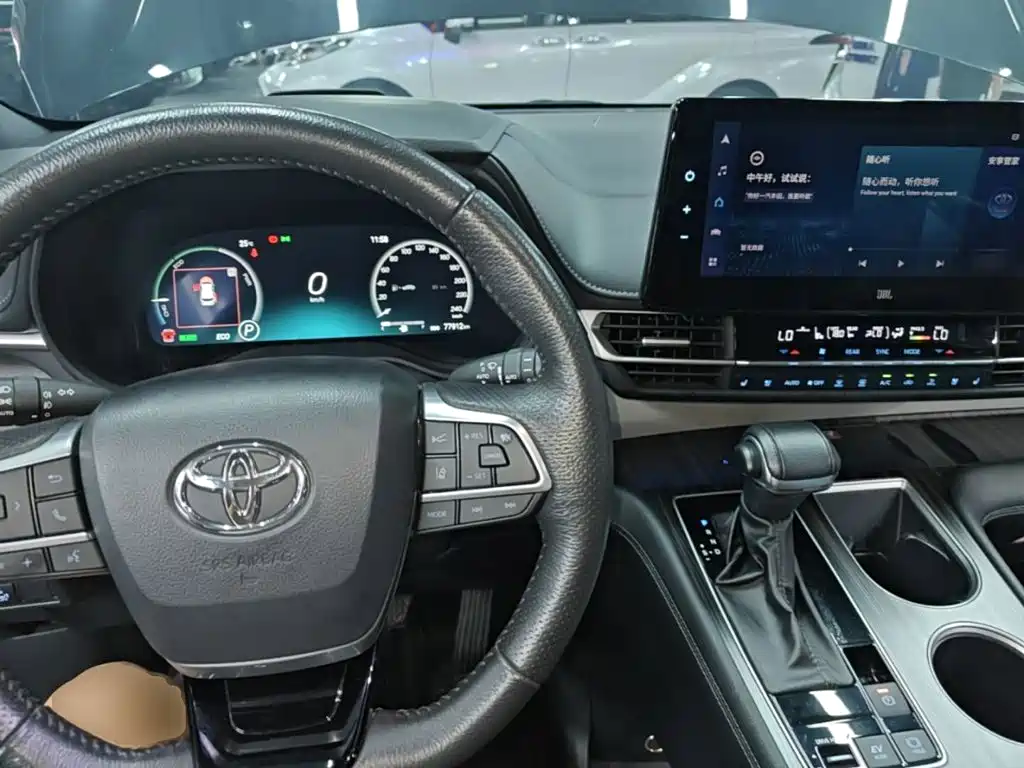 Toyota Granvia 2023 — фото 10