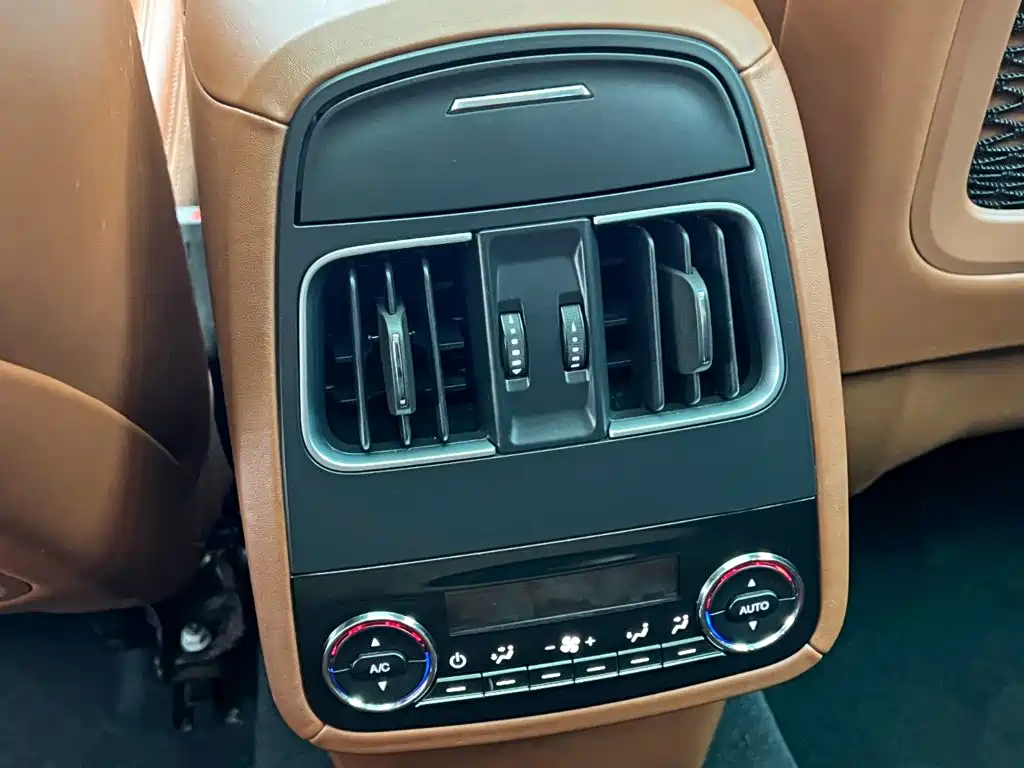 Maserati Levante 2018 — фото 22