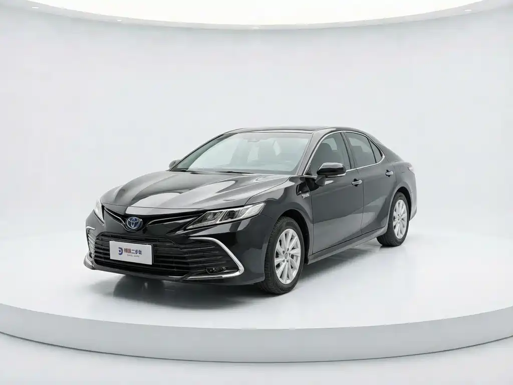 Toyota Camry 2023 — фото 1