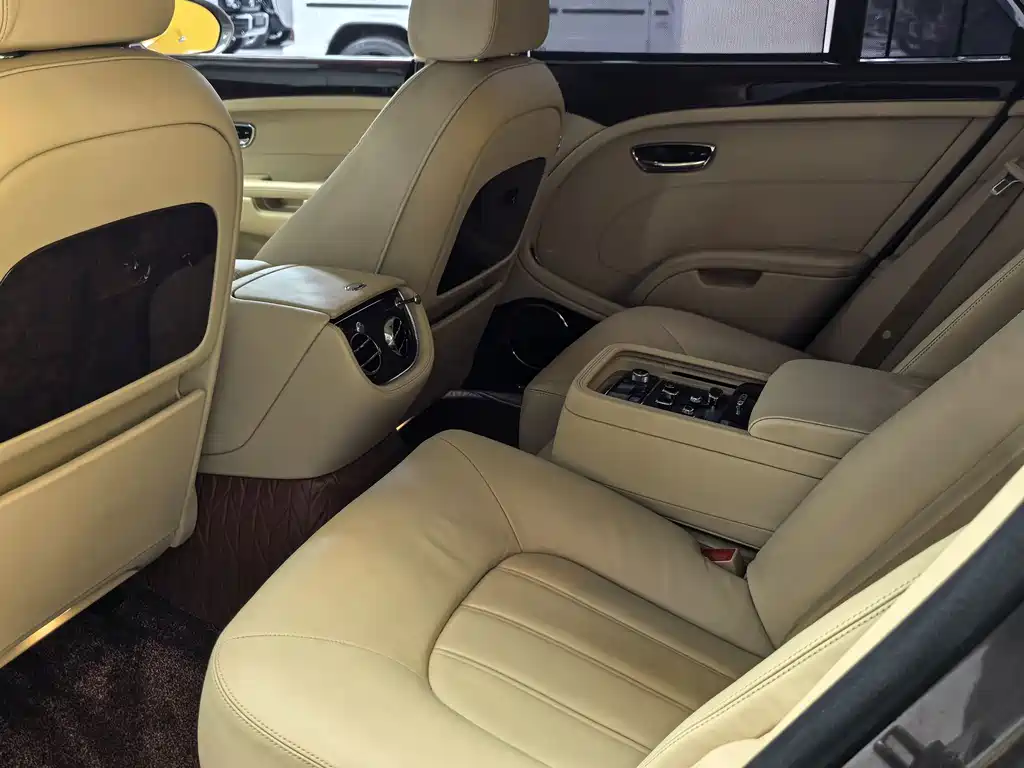 Bentley Mulsanne 2015 — фото 13