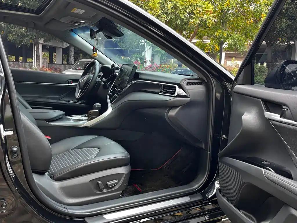 Toyota Camry 2023 — фото 19