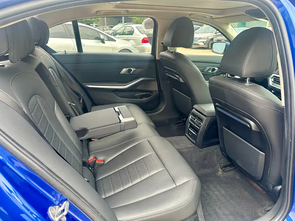 BMW 3 Series 2019 — фото 11