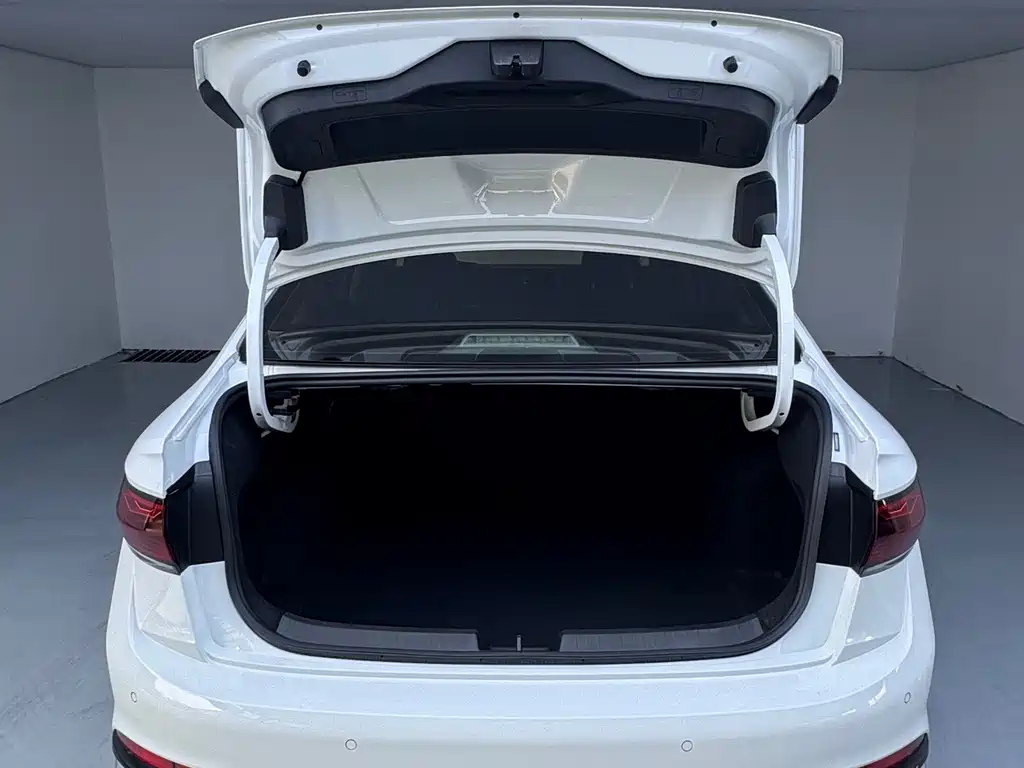 Volkswagen Sagitar 2022
