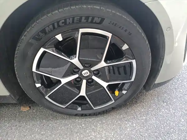 Xiaomi SU7 2025