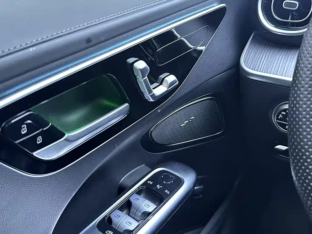 Mercedes-Benz C-Class 2024 — фото 8