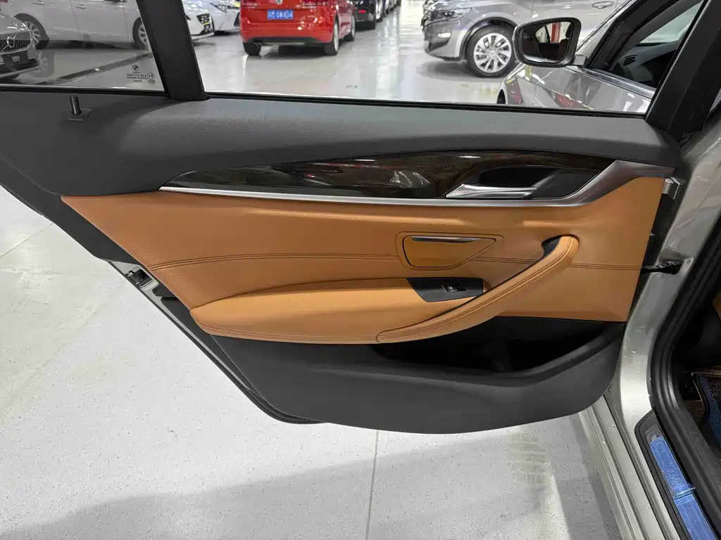 BMW 5 Series 2017 — фото 14