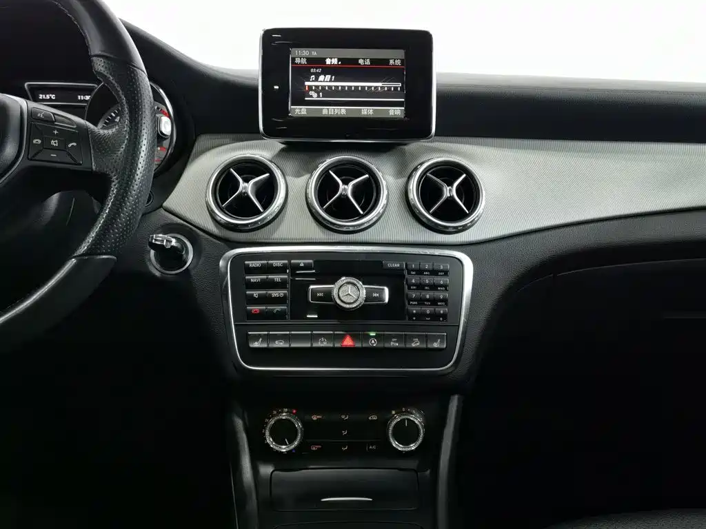 Mercedes-Benz GLA 2015 — фото 12