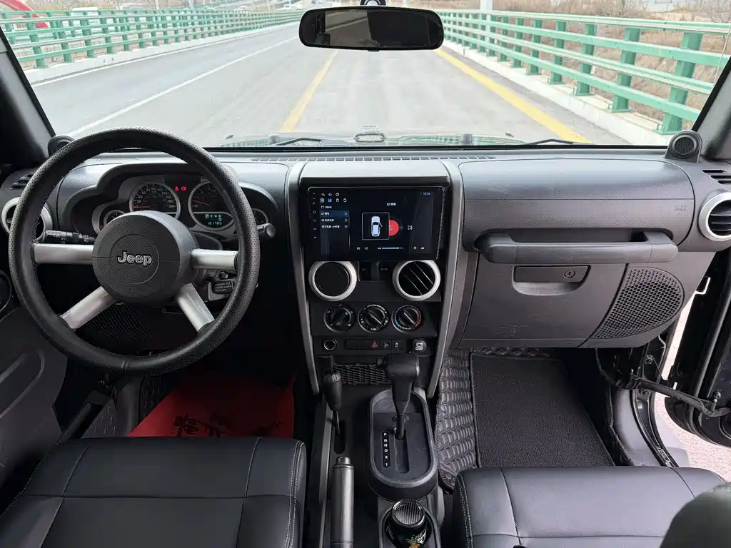 Jeep Wrangler 2011 — фото 9