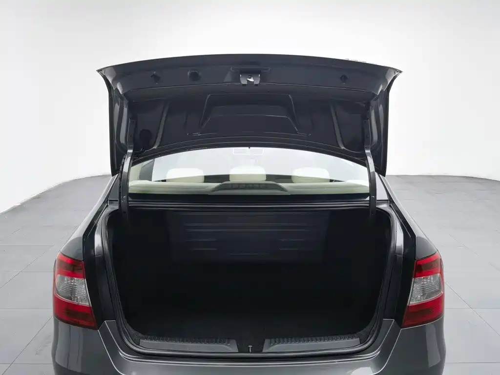 Skoda Rapid 2013 — фото 16