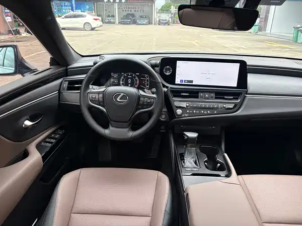 Lexus ES 2024