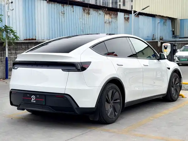 Tesla Model Y 2025