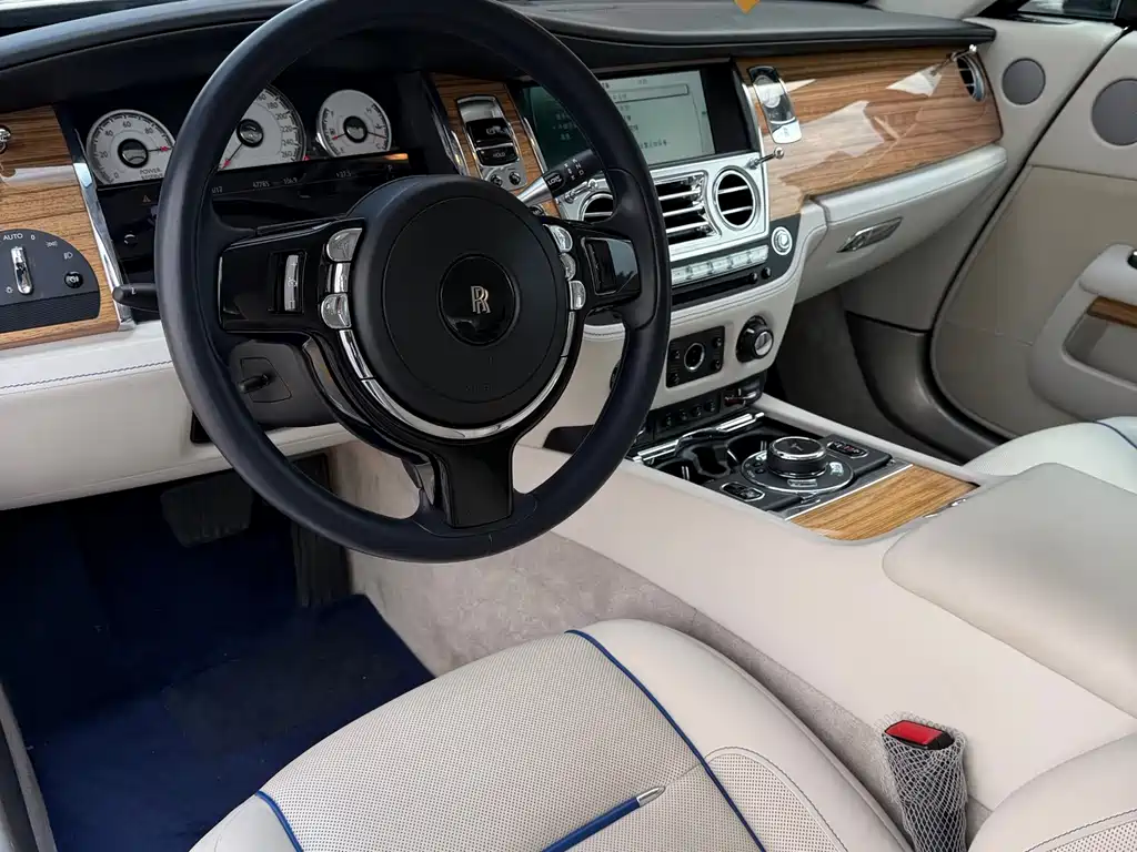 Rolls-Royce Wraith 2017 — фото 11
