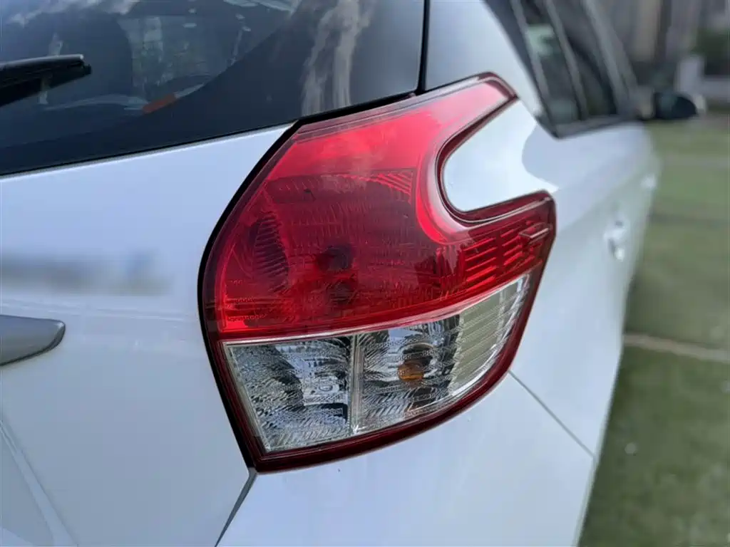 Toyota Yaris L 2015 — фото 12