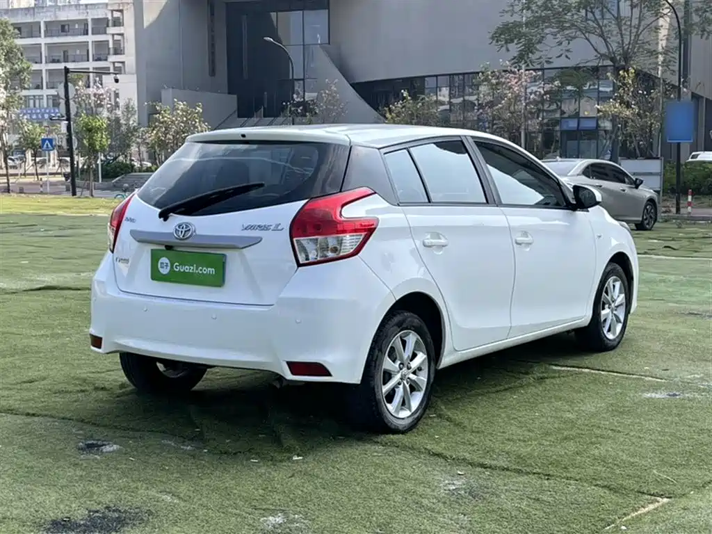 Toyota Yaris L 2015 — фото 11