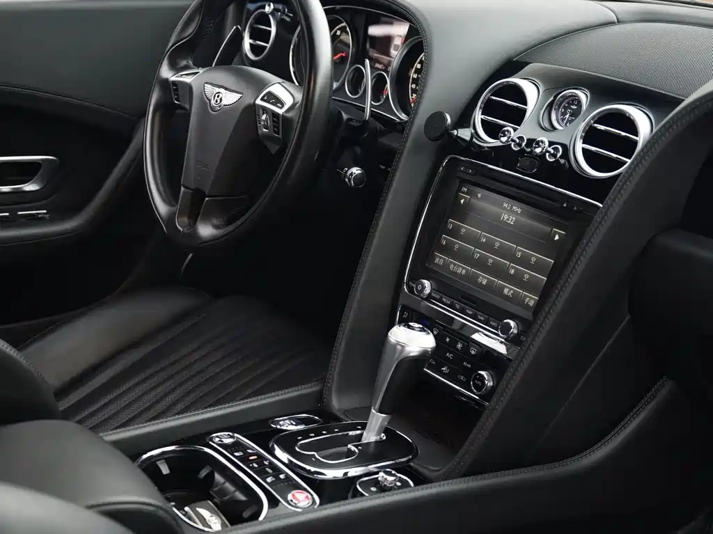 Bentley Continental 2019 — фото 11