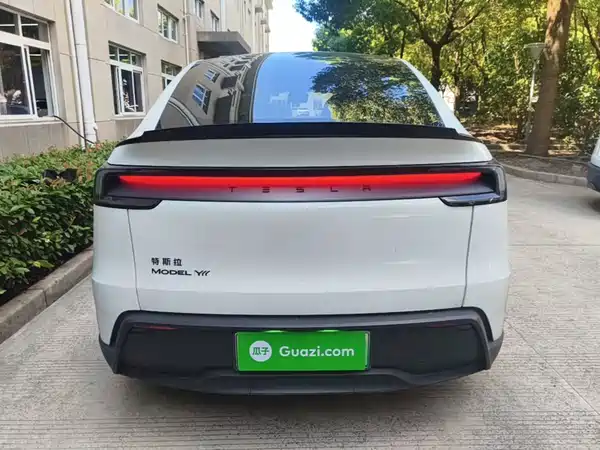 Tesla Model Y L 2025