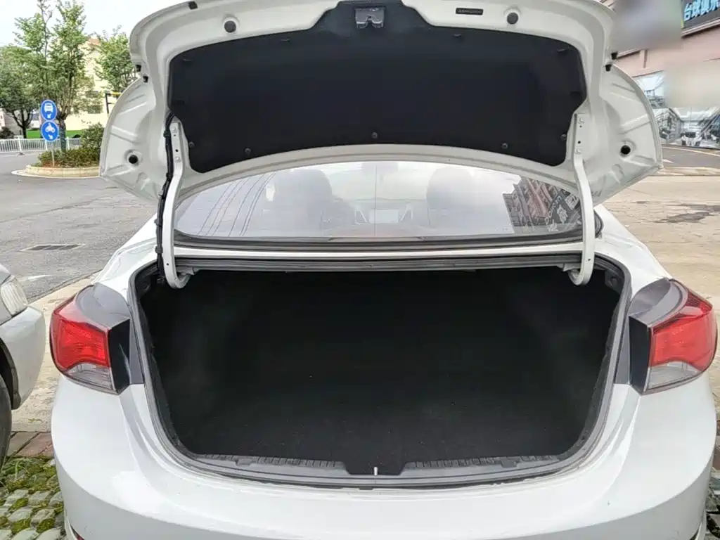 Hyundai Elantra 2017 — фото 19
