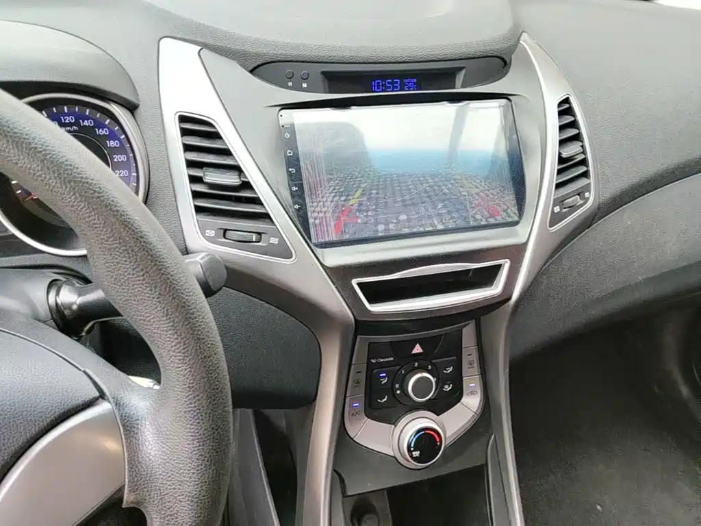 Hyundai Elantra 2017 — фото 13