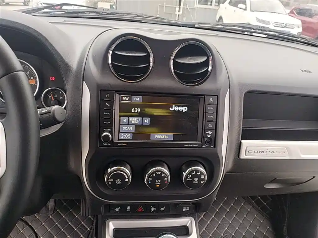 Jeep Compass 2015 — фото 13