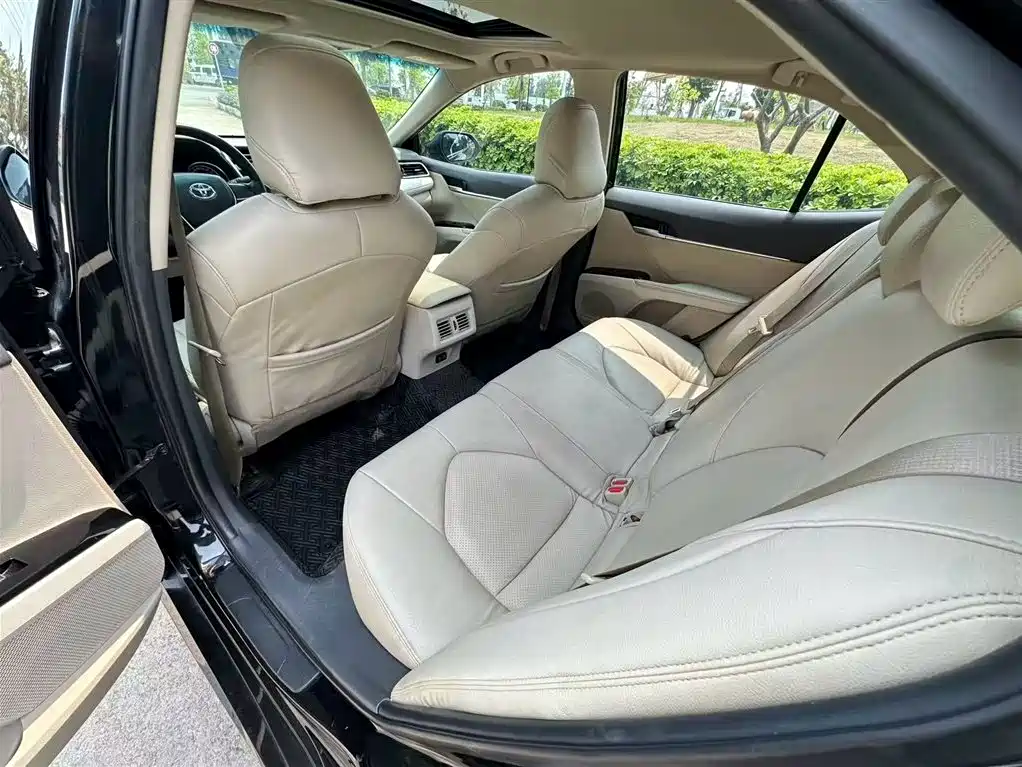 Toyota Camry 2018 — фото 10