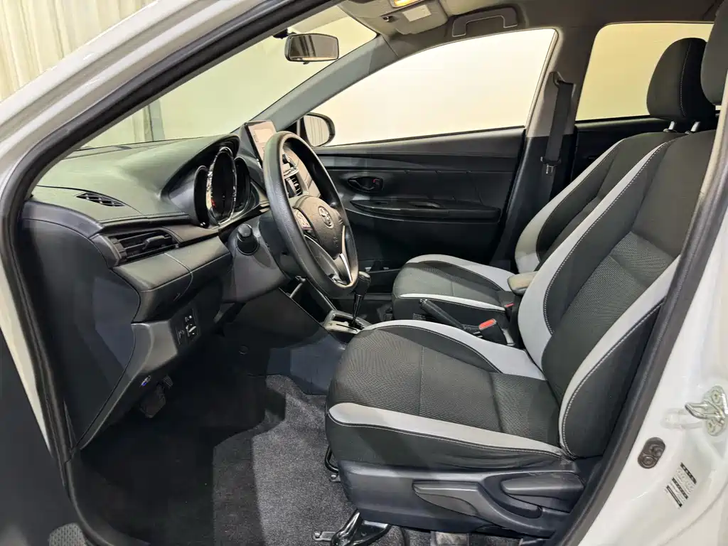 Toyota Yaris L 2022 — фото 15