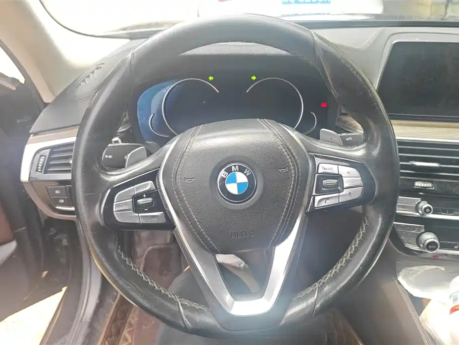 BMW 5 Series 2018 — фото 15
