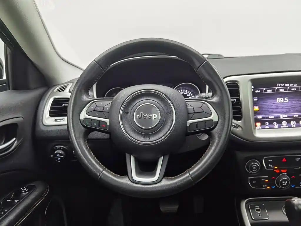 Jeep Compass 2017 — фото 11