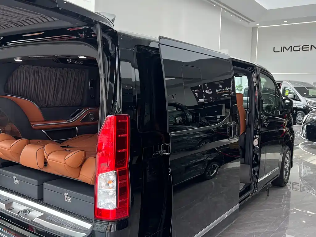 Toyota Hiace — фото 18